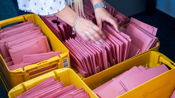 Die per Briefwahl eingegangenen Stimmzettel zur Kommunalwahl werden in der Stadtverwaltung Delmenhorst sortiert. © picture alliance/dpa Foto: Sina Schuldt