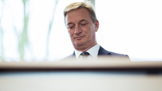 Der frühere EWE-Chef Matthias Brückmann wartet im Landgericht Oldenburg auf seinen Prozess. © picture alliance/dpa | Mohssen Assanimoghaddam Foto: Mohssen Assanimoghaddam