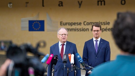 Stephan Weil (li, SPD), Ministerpräsident von Niedersachsen, spricht auf der Ministerpräsidentenkonferenz in Brüssel. Daneben Hendrik Wüst (re, CDU), Ministerpräsident von Nordrhein-Westfalen. © Bruno Maes/Niedersächsische Staatskanzlei/dpa Foto: Bruno Maes