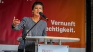 Sahra Wagenknecht spricht bei einer Wahlkampfveranstaltung auf dem Marktplatz in Bremen. © picture alliance/dpa Foto: Focke Strangmann