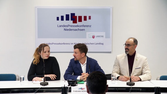 Greta Garlichs(links), Alaa Alhamwi (rechts, beide Bündnis 90/Die Grünen) und Fabian Köhler (Landespressekonferenz) bei einer Pressekonferenz nach der Bundestagswahl 2025 Greta Garlichs(links), Alaa Alhamwi (rechts, beide Bündnis 90/Die Grünen) und Fabian Köhler (Landespressekonferenz) bei einer Pressekonferenz nach der Bundestagswahl 2025 © NDR