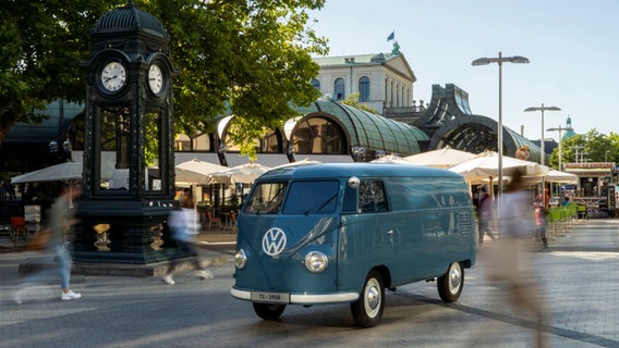 Ein Volkswagen T1 steht an der Kröpcke-Uhr in Hannover. © Volkswagen 