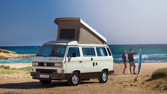 Ein Volkswagen T3 California steht an einem Strand. © Volkswagen 