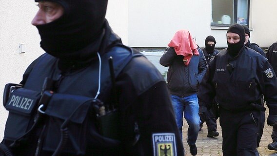 Mehrere Bundespolizisten führen einen mutmaßlichen Schleuser in Hildesheim ab. © dpa - Bildfunk Foto: Chris Gossmann