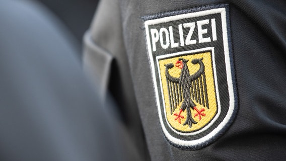 Das Bild zeigt das Wappen der Bundespolizei an einer Uniform in Nahaufnahme. © picture-alliance/dpa Foto:  Boris Roessler