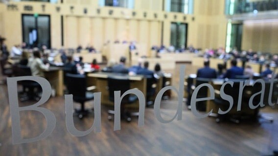 An einer Glastür steht das Wort "Bundesrat" © alliance/dpa | Bernd von Jutrczenka Foto: Bernd von Jutrczenka