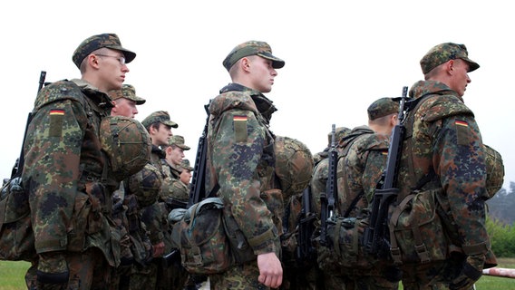 Bundeswehrsoldaten stehen in einer Reihe. © picture alliance/photothek | Thomas Koehler Foto: Thomas Koehler