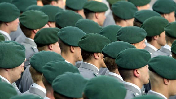 Bundeswehr-Soldaten mit grünen Baretts stehen Reihe in Reihe bei einer Vereidigungs-Zeremonie. © picture-alliance / dpa | Soeren Stache Foto: Soeren Stache