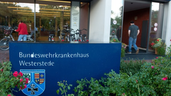 Ein Schild mit der Aufschrift "Bundeswehrkrankenhaus Westerstede" steht vor dem Eingang des Klinikzentrums. © dpa Bildfunk Foto: David Hecker
