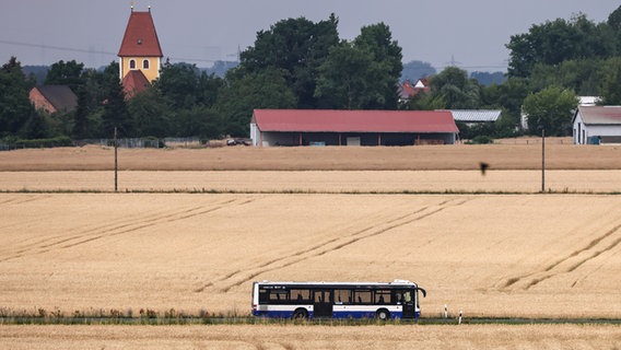 Ein Bus fährt durch Felder auf dem Land. © picture alliance/dpa | Jan Woitas Foto: Jan Woitas
