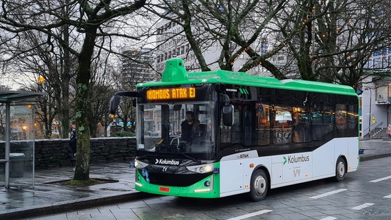 Ein autonom fahrender Bus steht in einer Straße. © www.adastec.com 