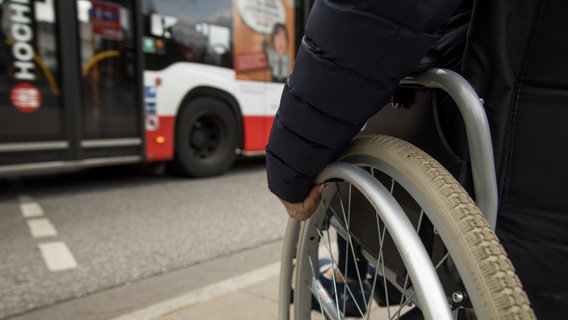 Eine Frau im Rollstuhl wartet am 19.09.2019 in Hamburg an einer Ampel. © picture alliance / dpa-tmn | Christin Klose Foto: Christin Klose