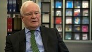 Der Vizepräsident des Niedersächsischen Landtags und ehemaliger niedersächsischer Justizminister, Bernd Busemann, spricht in einem Interview. © NDR 