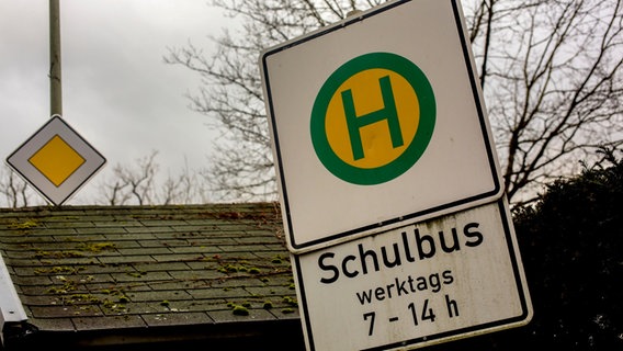 Das Schild einer Bushaltestelle. ©  picture alliance / Goldmann 