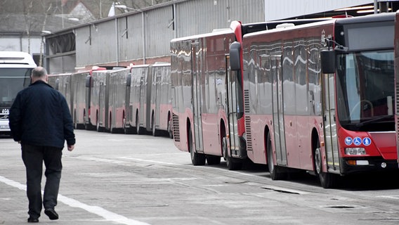 Busse stehen in einem Depot. © picture alliance/dpa Foto: Carsten Rehder