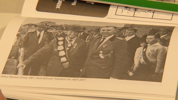 Ein altes Foto zeigt Arthur Samuel als Schützenkönig von Cadenberge im Jahr 1961. © privat/NDR 