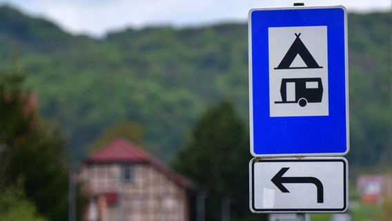 Ein Schild weist den Weg zu einem Campingplatz. © dpa-Zentralbild Foto:  Martin Schutt