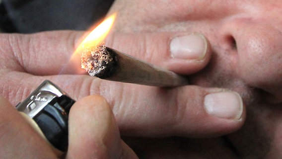 Ein Mann raucht eine selbst gedrehte Cannabis-Zigarette. © dpa-Bildfunk Foto: Karl-Josef Hildenbrand