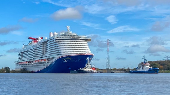 Die "Carnival Jubilee" bei der Überführung von der Meyer Werft in die Nordsee © NDR Foto: Peter Becker