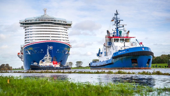 Das neue Kreuzfahrtschiff der Papenburger Meyer Werft "Carnival Jubilee"wird über die Ems zur Nordsee überführt. © dpa-Bildfunk Foto: Sina Schuldt
