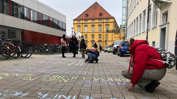Bei einer Aktion gegen Catcalling schreiben Schülerinnen Zitate auf die Straße. © NDR Foto: Göran Theo Ladewig