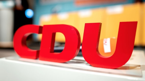 Das Logo mit den Buchstaben der CDU steht auf einem Rednerpult. © picture alliance/dpa Foto: Hauke-Christian Dittrich