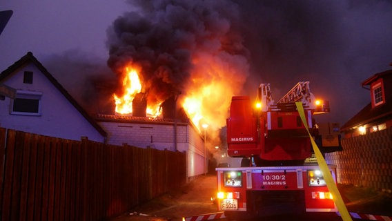 Ein Wohnhaus in Celle steht in Flammen. Feuerwehrleute löschen den Brand. © Feuerwehr Celle 