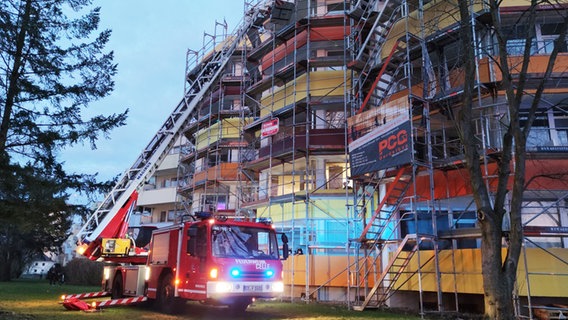 Ein Feuerwehrauto vor einem Wohnhaus in Celle. Hier hatte jemand in einer Wohnung gegrillt. © Freiwillige Feuerwehr Celle Foto: Freiwillige Feuerwehr Celle