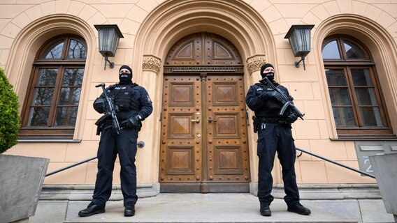 Polizisten schützen das Oberlandesgericht Celle. © picture alliance/dpa Foto: Julian Stratenschulte