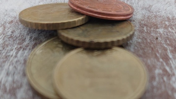 mehrere Cent-Münzen locker gestapelt © NDR Foto: Julia Scheper