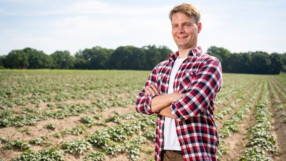 Biolandwirt Sönke Strampe aus Bad Bevensen steht auf einem Feld. © Timo Jaworr für agrarheute Foto: Timo Jaworr für agrarheute