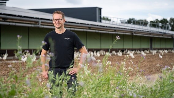 Geflügelhalter Holger Hogt aus Itterbeck Grafschaft Bentheim steht vor einem Stall. © Timo Jaworr für agrarheute Foto: Timo Jaworr für agrarheute