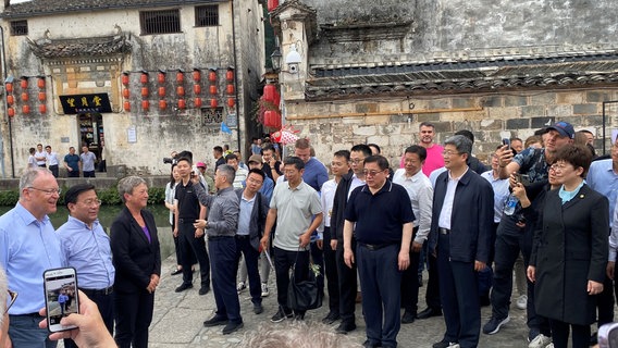 Ministerpräsident Stephan Weil steht in China vor einer Gruppe Chinesen. © Torben Hildebrandt, NDR Foto: Torben Hildebrandt