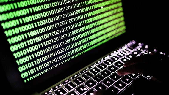 Auf dem Bildschirm eines Laptops ist ein Binärcode zu sehen. © picture alliance/dpa 