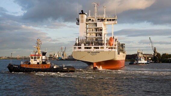 Das Containerschiff "Ida Rambow" läuft in den Hamburger Hafen ein. © picture-alliance / HAFEN-FOTOS.DE | Petra Schumacher Foto: Petra Schumacher