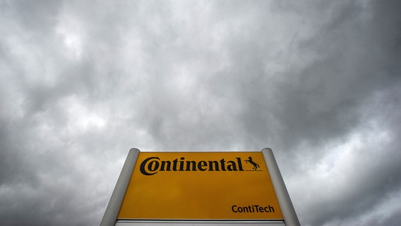 Der Schriftzug "Continental" auf einem Schild am Haupteingang des Continental Unternehmens ContiTech in Northeim. © picture alliance / dpa | Ole Spata Foto: Ole Spata