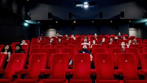 Kinobesucher müssen im Kinosaal Abstand halten.  Foto: Sem van der Wal