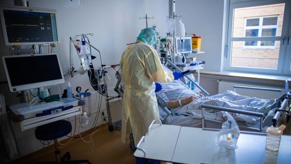 Der Mitarbeiter eines Krankenhauses behandelt einen Corona-Patienten. © picture alliance/dpa/dpa-Zentralbild/Jens Büttner Foto: Jens Büttner