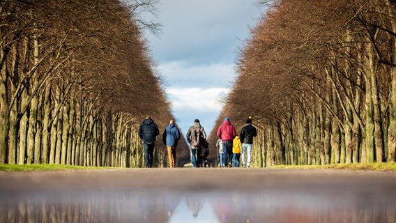 Eine Gruppe von fünf Personen geht spazieren. © Picture Alliance Foto: Moritz Frankenberg