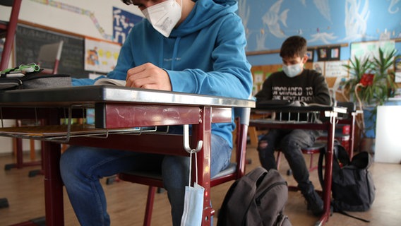 Zwei Schüler nehmen mit OP-Maske an einer Unterrichtsstunde teil. © picture alliance/Eibner-Pressefoto/Fleig Foto: Fleig