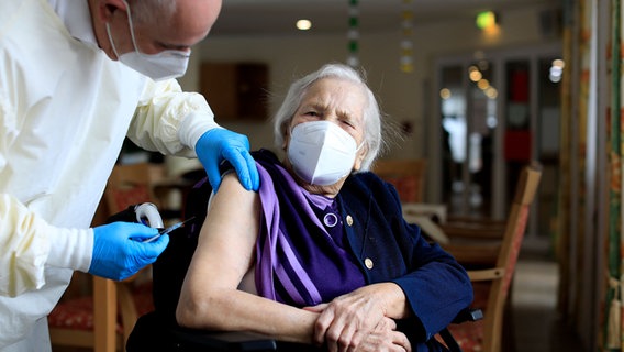 Eine ältere Frau wird in einem Seniorenheim gegen Covid-19 geimpft. © picture alliance/Laci Perenyi Foto: Laci Perenyi