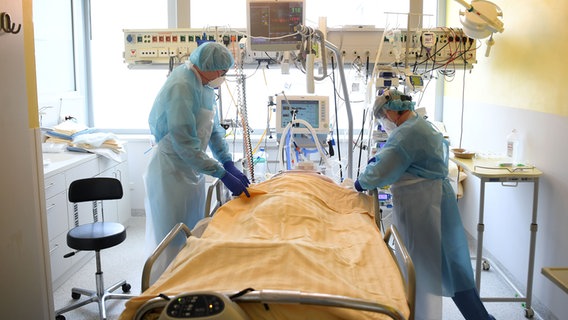 Ein Covid-Patient wird auf einer Intensivstation versorgt. © picture alliance/HELMUT FOHRINGER/APA/picturedesk.com Foto: HELMUT FOHRINGER