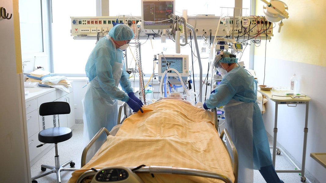 Ein Covid-Patient wird auf einer Intensivstation versorgt.