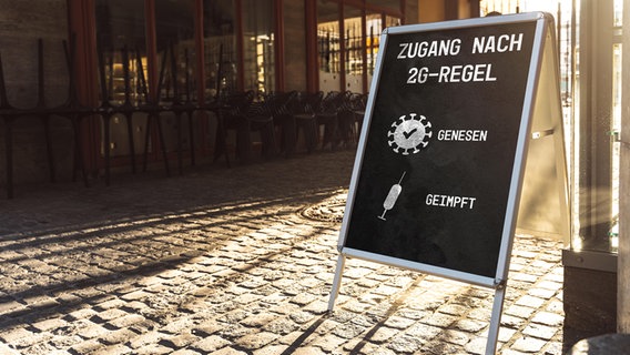 Ein Schild weist auf die 2G-Regel hin. © picture alliance / CHROMORANGE | Michael Bihlmayer Foto: Michael Bihlmayer