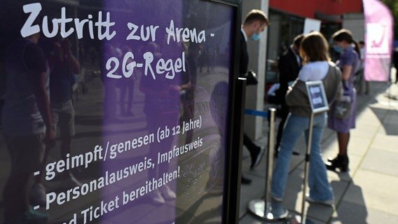 Ein Hinweisschild mit der Aufschrift "Zutritt zur Arena - 2G-Regel" steht am Eingang vor einem Basketball-Bundesligaspiel der BG Göttingen. Foto: © dpa Foto: Swen Pförtner