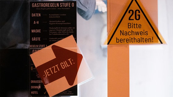 Ein Schild weist auf die 2G-Regel hin. © dpa Foto: Julian Stratenschulte