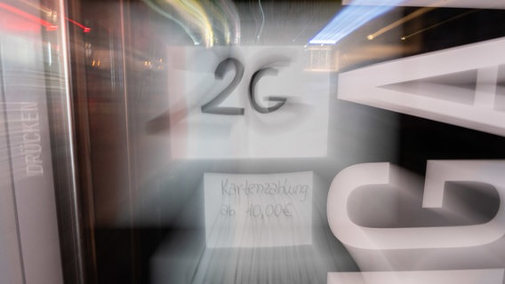 Ein Schild weist auf die 2G-Regel hin. © dpa Foto: Julian Stratenschulte