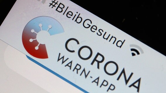 Auf einem Smartphone ist die Corona-Warn-App geöffnet. © dpa-Bildfunk Foto: Oliver Berg