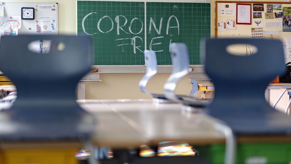 In einem Klassenzimmer ohne Schüler steht "CORONA FREI" auf der Tafel. © Picture Alliance/Geisler-Fotopress Foto: Christoph Hardt