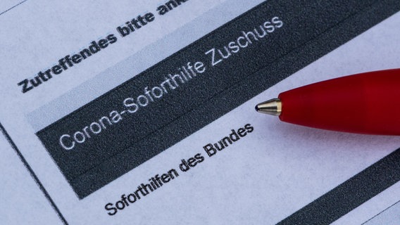 Ein Stift liegt auf einem Antrag für den Corona-Soforthilfe-Zuschuss. © dpa/dpa-Zentralbild Foto: Robert Michael